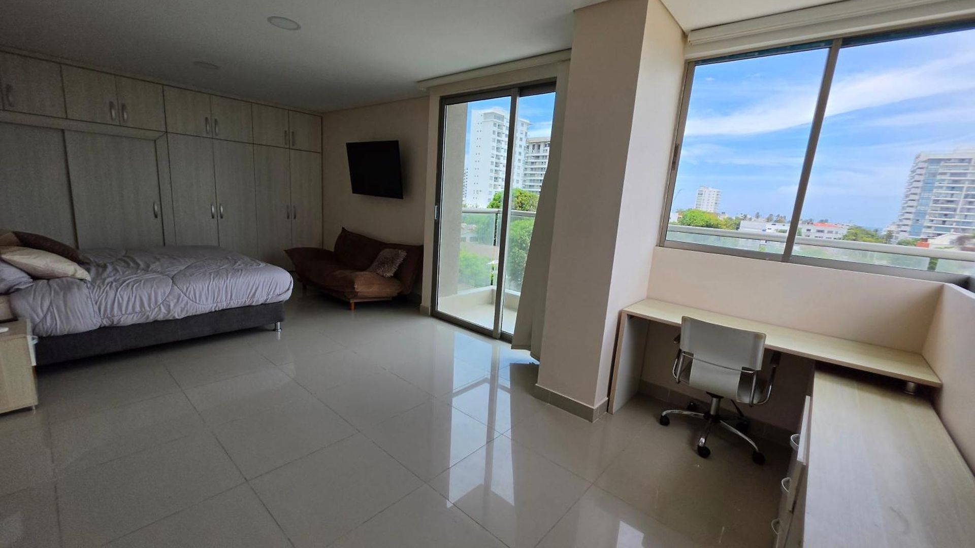 Luxury 4br 3ba Penthouse - 5 Min To Airport &
