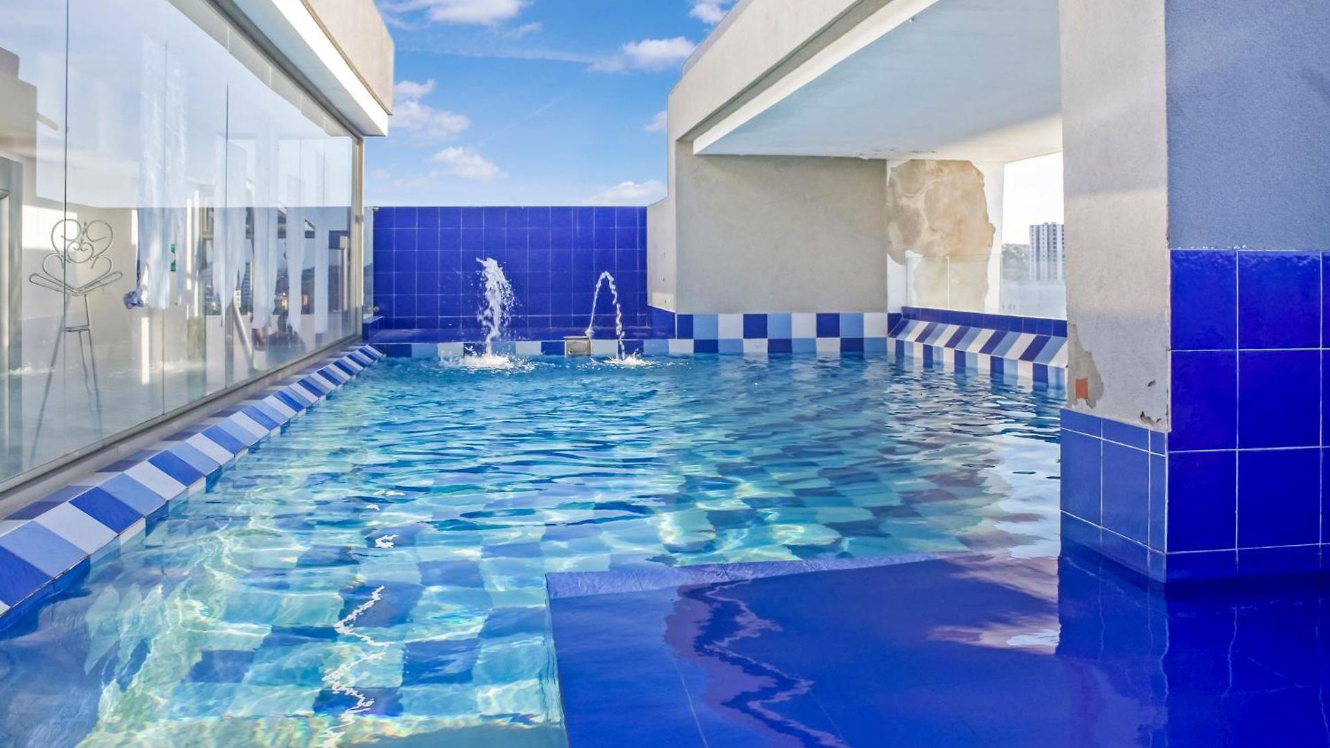 Luxury 4br 3ba Penthouse - 5 Min To Airport & *